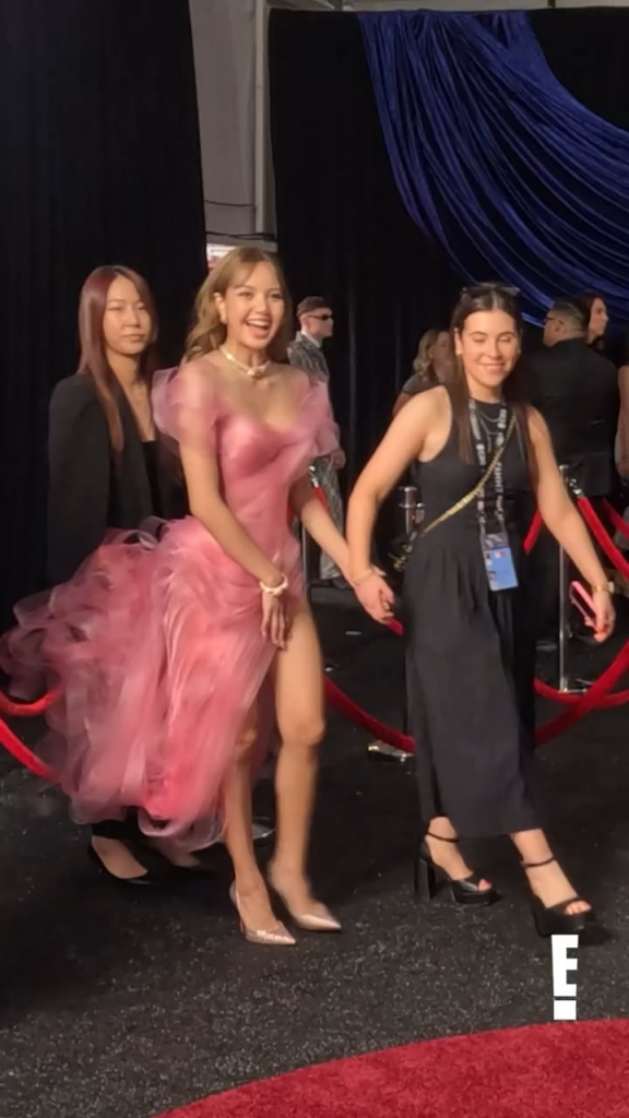 250916 ليزا وراء الكواليس Glambot في جوائز إيمي