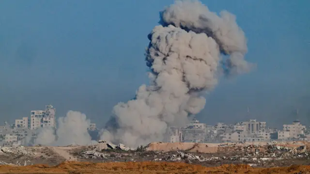 دخان متصاعد من قطاع غزة بعد غارة إسرائيلية