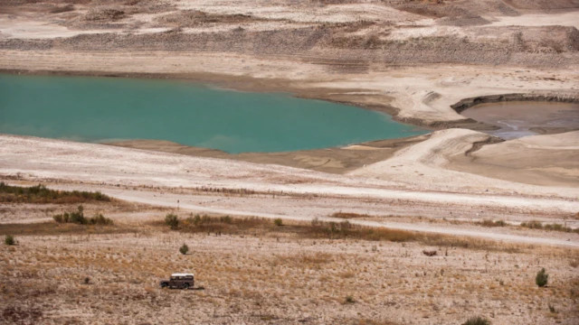 صورة التُقطت في 17 سبتمبر/أيلول 2014 لمنسوب المياه في خزان سدّ لار على مسافة 70 كيلومتر إلى الشمال الشرقي من العاصمة طهران، عند سفح جبل داماوند