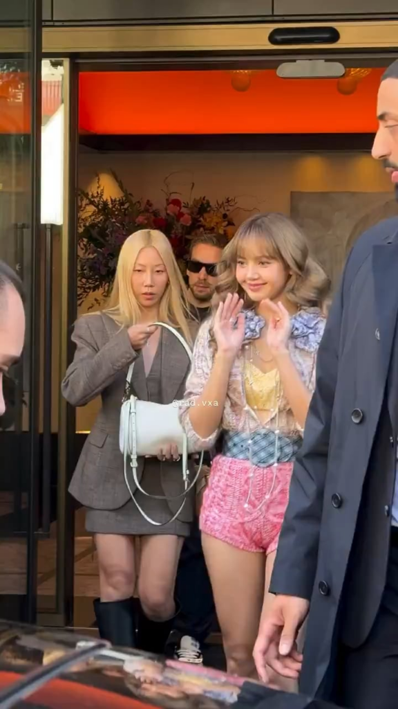 250930 ليزا في طريقها إلى أسبوع الموضة في لويس فويتون باريس