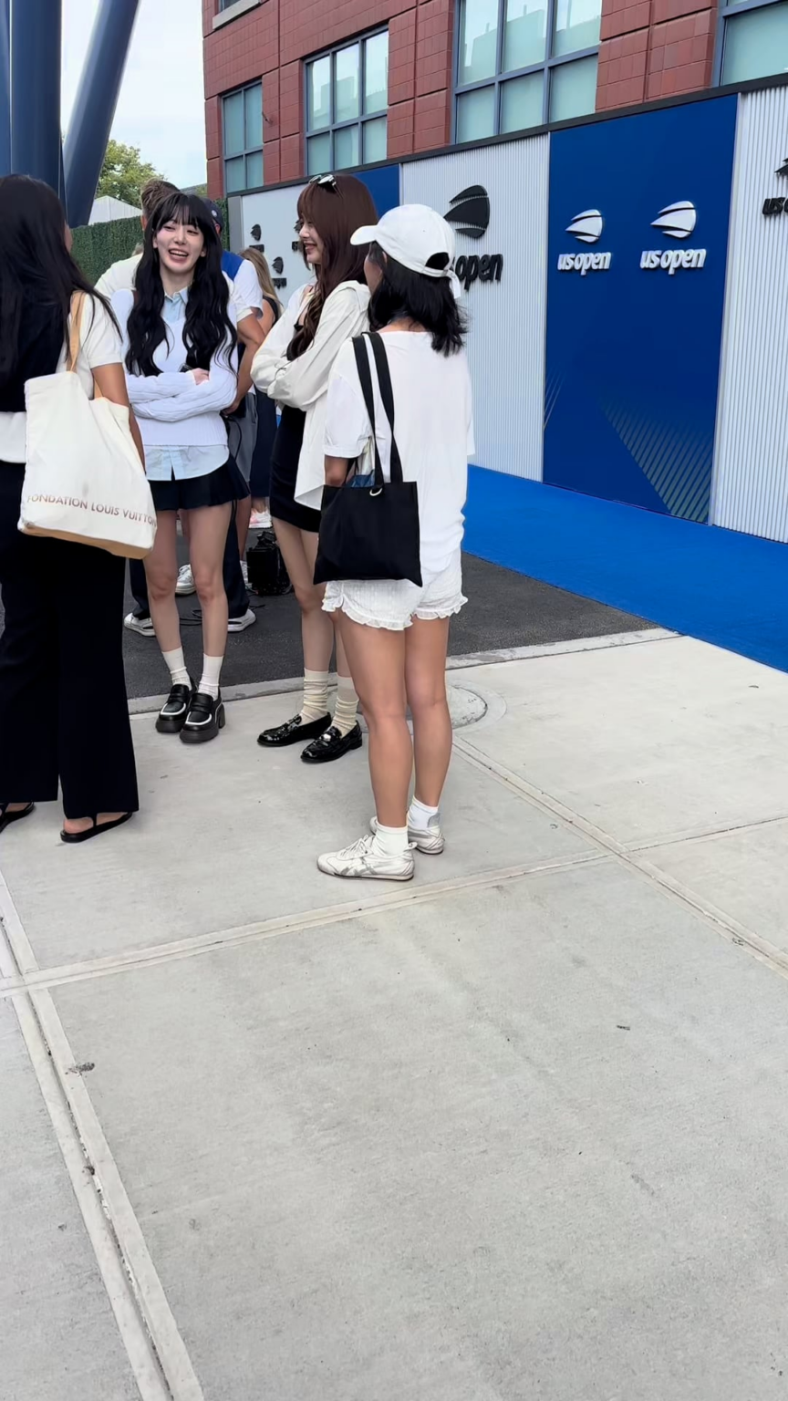 250903 Khann Journey تحديث Tiktok مع Miyawaki Sakura & Hong Eunchae - ماذا تفعل من أجل لقمة العيش؟