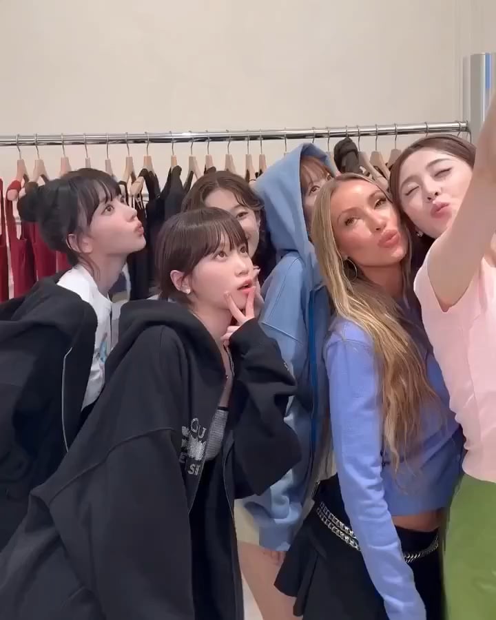 250904 Danielle Guizio (مؤسس "Guizio") تحديث Instagram مع Le Sserafim (2)