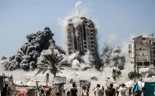 تصاعد الدخان والغبار من برج مشتهى، الواقع غرب مدينة غزة، بعد قصفه في غارات جوية إسرائيلية في قطاع غزة في 5 سبتمبر/أيلول 2025.