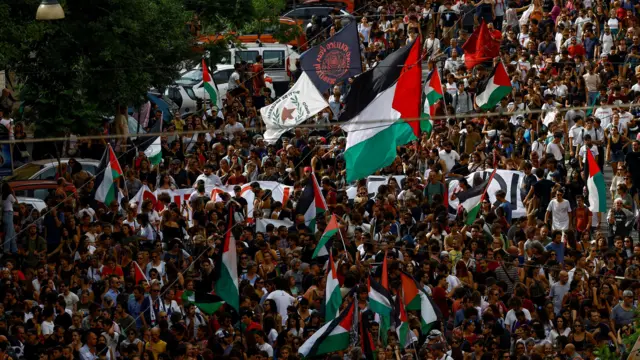 صورة تُظهر متظاهرين يرفعون الأعلام الفلسطينية في روما.