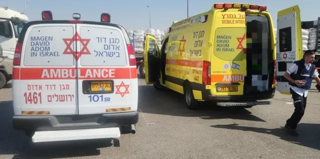 مركبات تابعة للإسعاف الإسرائيلي في موقع حادث إطلاق نار قرب معبر على الحدود التي تفصل بين الضفة الغربية المحتلة والأردن