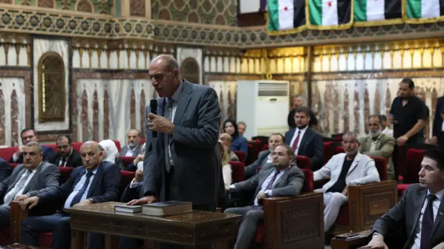 أعضاء اللجان الفرعية التابعة للمفوضية العليا للانتخابات يؤدون اليمين الدستورية في حفل أُقيم في دمشق، سوريا، في 3 سبتمبر/أيلول 2025.