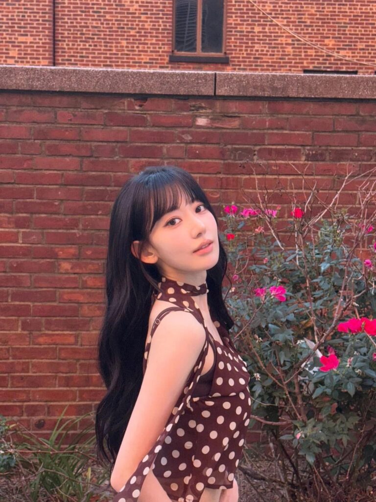 250905 Miyawaki Sakura Instagram update feat. لو ssrafim