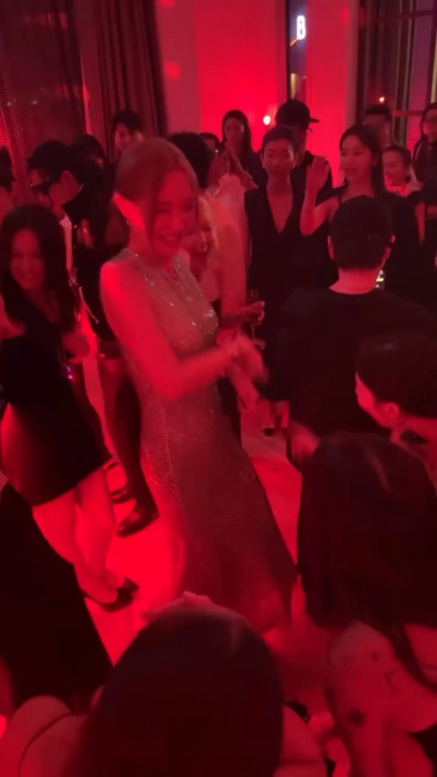 250901 Rosé & Jisoo @ Frieze Paradise Art Night في سيول