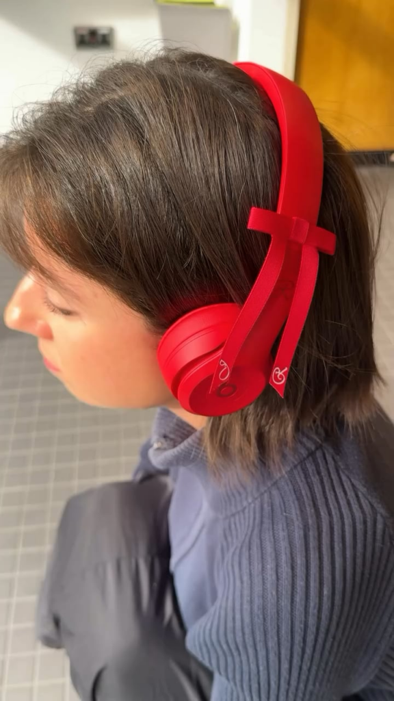 250903 Jennie X Beats by Dre | خاص الإصدار Jennie Beats Solo 4 (unboxing)