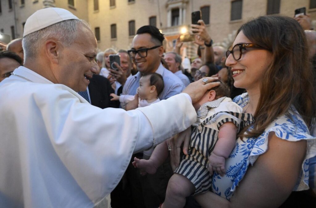 البابا لاوُن الرابع عشر يحَيي المشاركين في عيد العائلة الذي تنظمه حاكمية دولة حاضرة الفاتيكان للعاملين في الفاتيكان