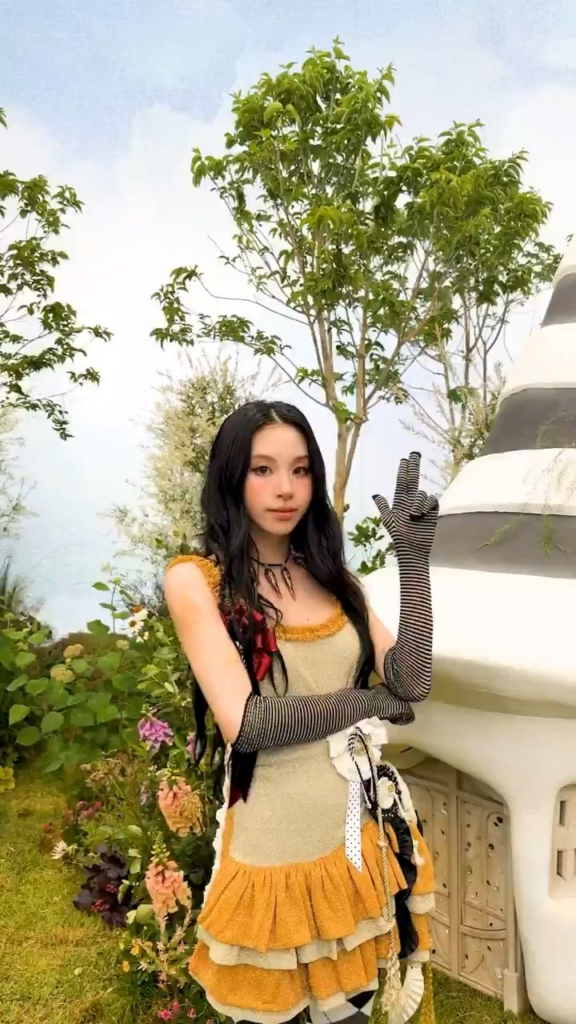 250913 تحديث Tiktok مع Chaeyoung - تحية من قلبي 🫡💛