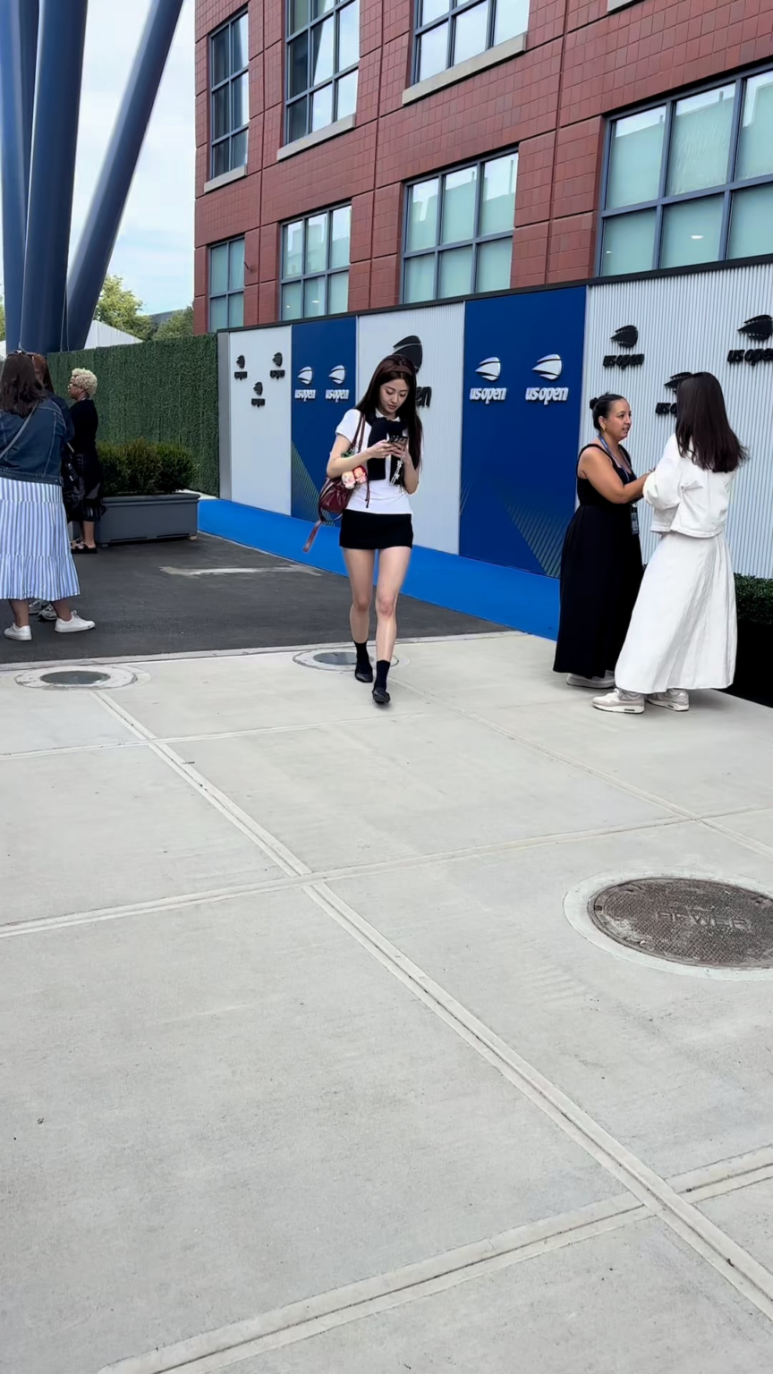 250903 Khann Journey تحديث Tiktok مع Huh Yunjin - ماذا تفعل من أجل لقمة العيش؟