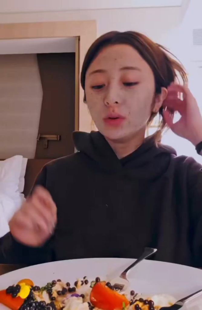 250914 Soshifyme Twitter Update - Le Sserafim Yunjin تدعمها مرتين من كبار السن وتنصح ألبوم Chaeyoung المنفرد Lil Fantasy