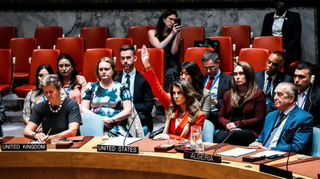 نائبة المبعوث الأمريكي الخاص إلى الشرق الأوسط مورغان أورتاغوس تستخدم حق النقض (الفيتو) أثناء تصويت أعضاء مجلس الأمن التابع للأمم المتحدة على مشروع قرار يطالب بوقف إطلاق النار في غزة، في مقر الأمم المتحدة في مدينة نيويورك، الولايات المتحدة