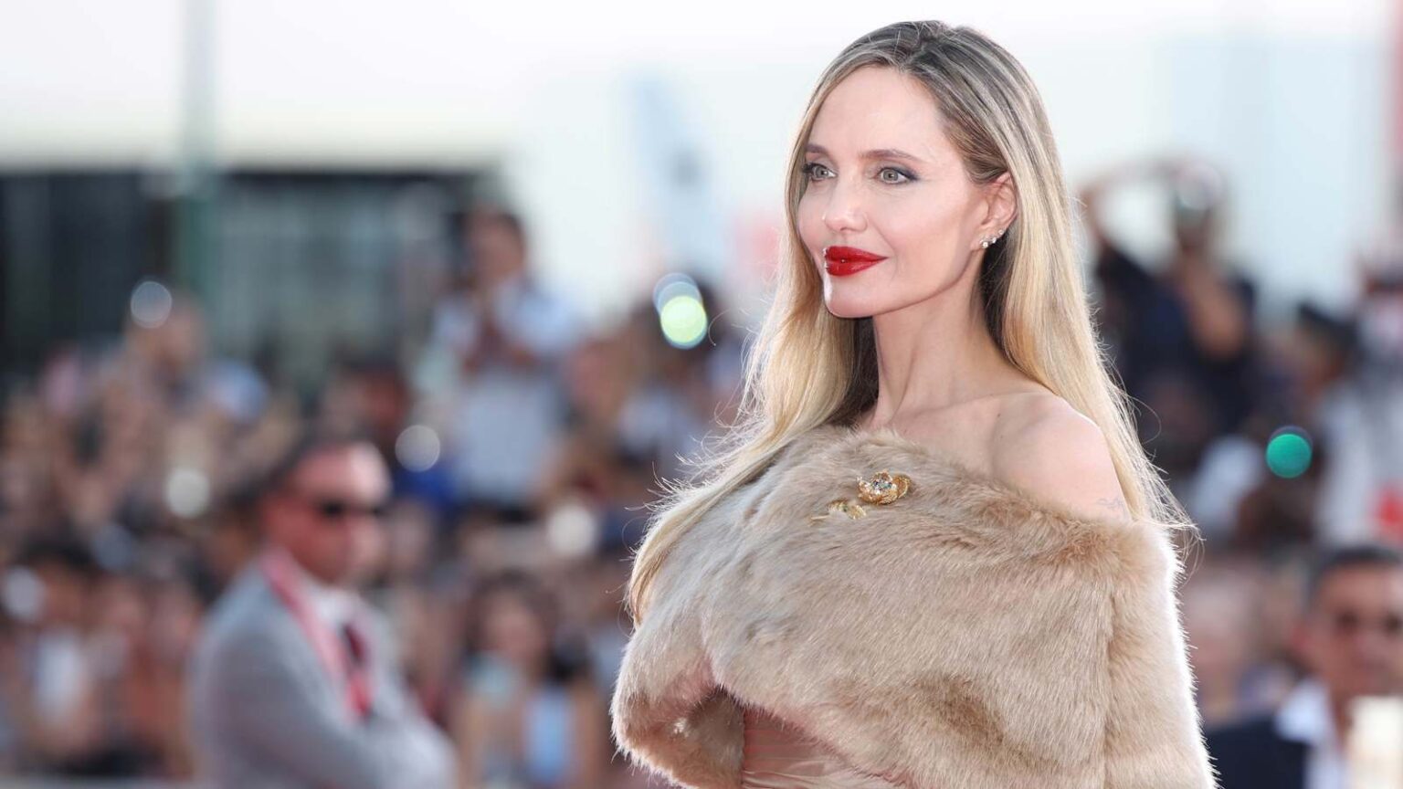 أنجلينا جولي من مهرجان سان سيباستيان: “لا أعترف بأميركا حالياً” مأساة علاء خضور.. تشييع شاب سوري قضى محترقاً (صور)