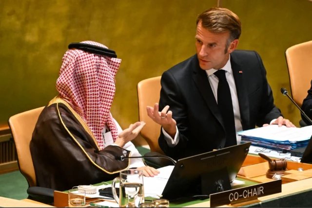 الرئيس الفرنسي إيمانويل ماكرون (يمين) ووزير الخارجية السعودي فيصل بن فرحان آل سعود