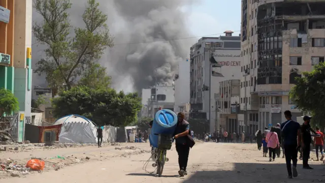 صورة تظهر أعمدة الدخان تتصاعد مع استمرار الهجمات الإسرائيلية على مدينة غزة
