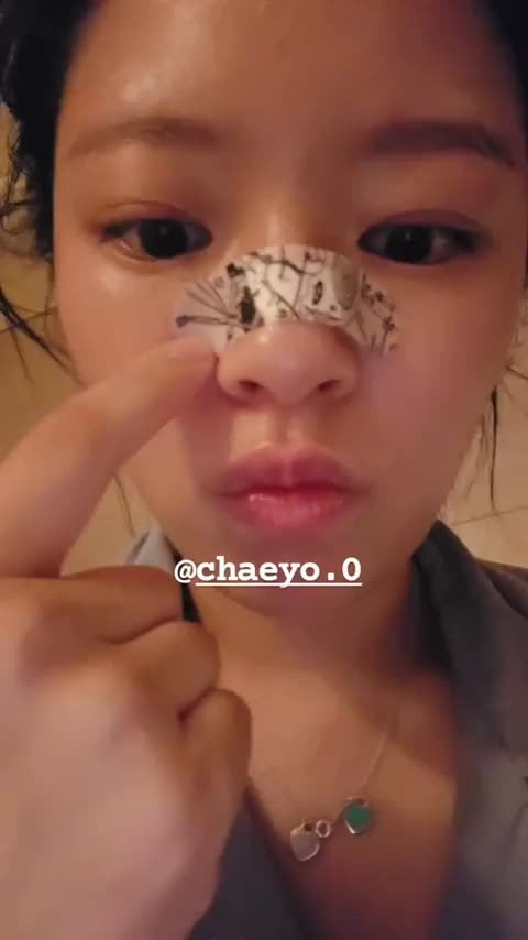 250908 تحديث قصص Jeongyeon Instagram - Jeongyeon تجربة Chaeyoung's Bandaid