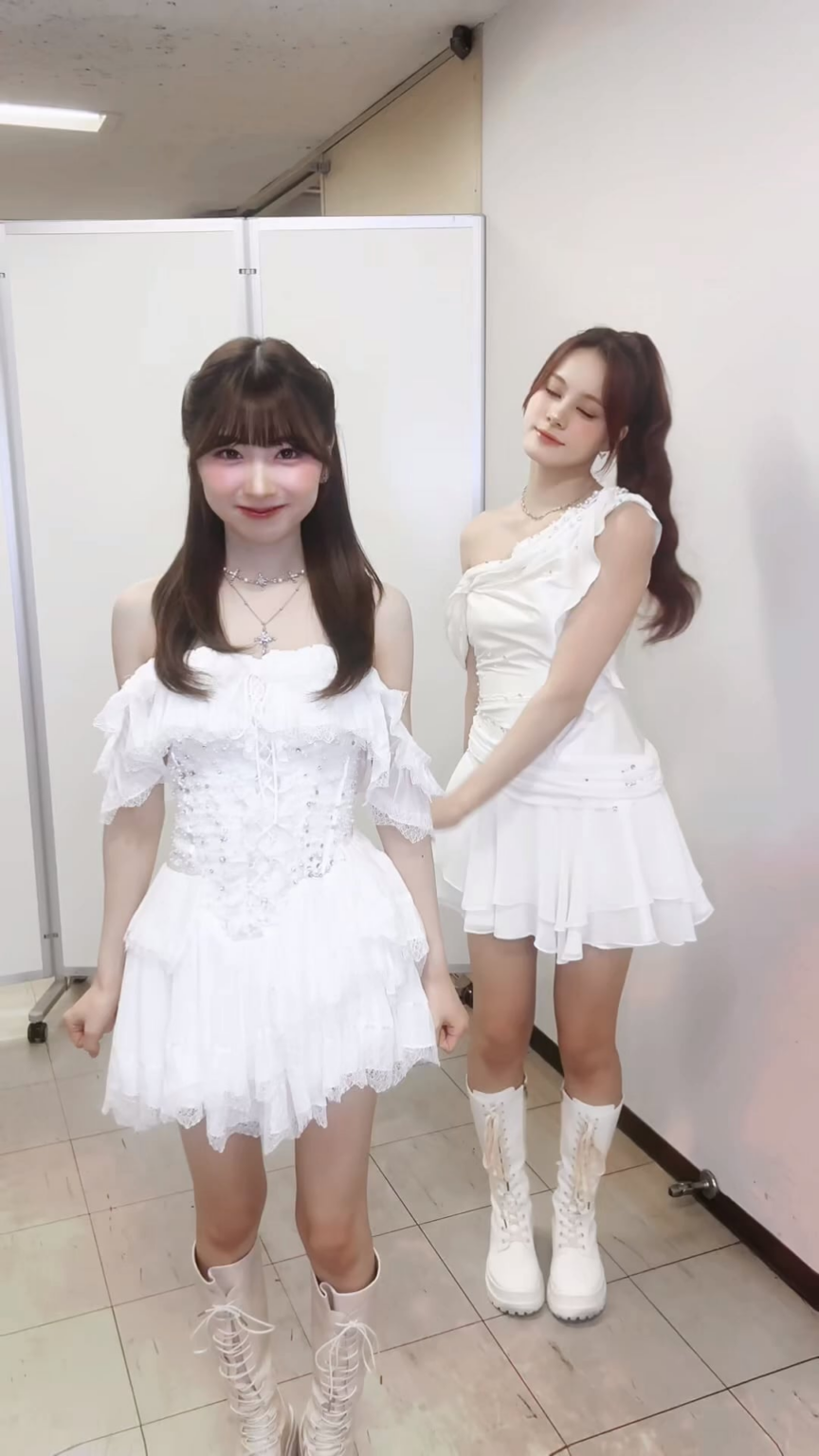 250921 Niziu الرسمية على YouTube Shorts - تبادل لاطلاق النار ... 🩷💙🪽 | تحدي الرقص Miihi و Nina "Shoot"