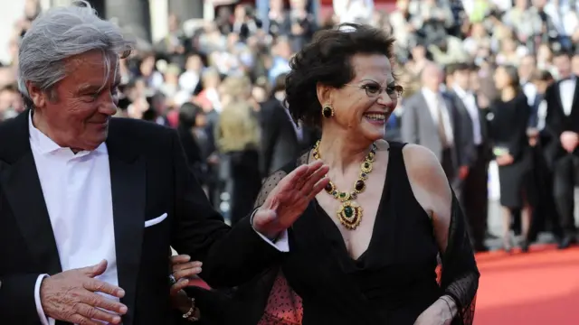 كاردينالي (على اليمين) في مهرجان كان السينمائي 2010، مع الممثل الفرنسي آلان ديلون (على اليسار)
