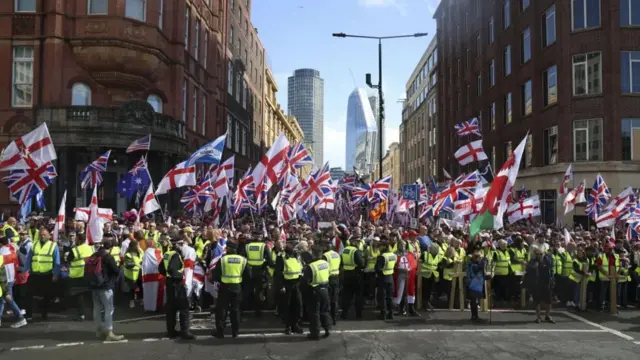 متظاهرون والشرطة