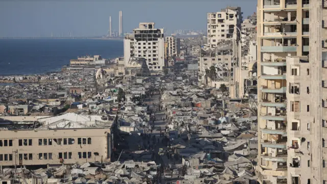 انتشار لخيم النازحين بين مبانٍ مدمرة بفعل الضربات الإسرائيلية على قطاع غزة