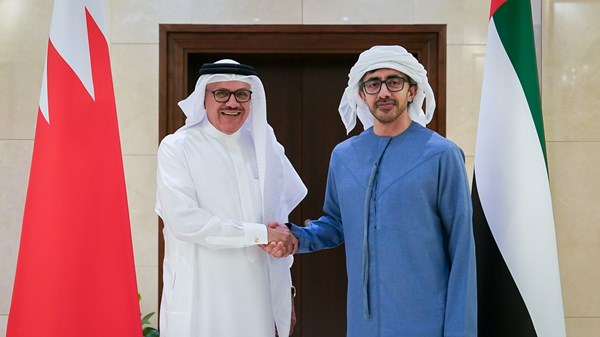 عبدالله بن زايد ووزير خارجية البحرين يبحثان العلاقات الأخوية بين البلدين
