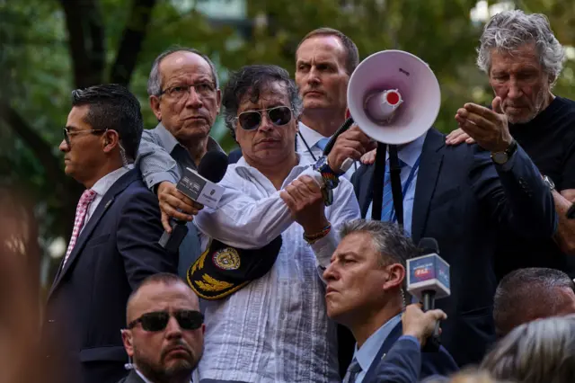 الرئيس الكولومبي غوستافو بيترو يخاطب المتظاهرين المؤيدين للفلسطينيين، من خلال مترجم، خارج مقر الأمم المتحدة مدينة نيويورك، الولايات المتحدة، 26 سبتمبر 2025.
