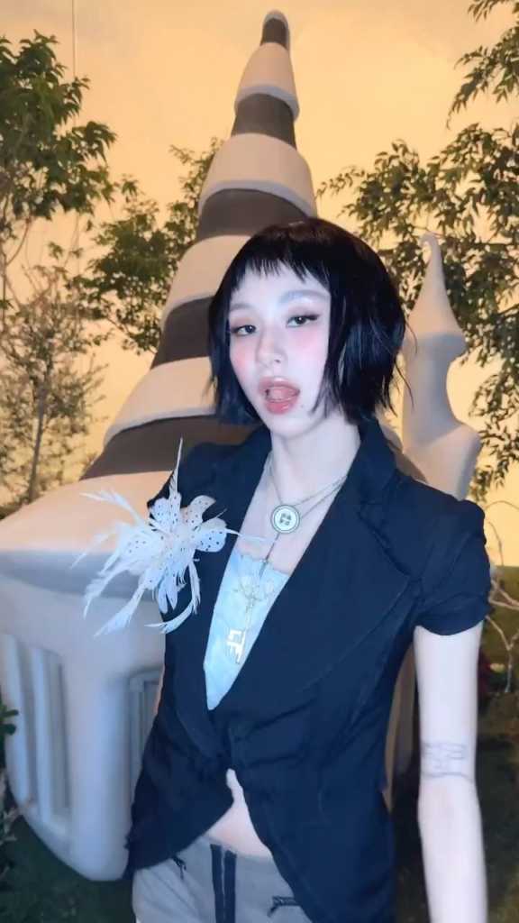 250915 تحديث Tiktok مع Chaeyoung - خطوة إلى عالم Chaeyoung 🌏💫