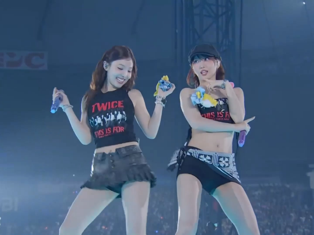 250917 - Nayeon و Momo Vibing على "Hare Hare"