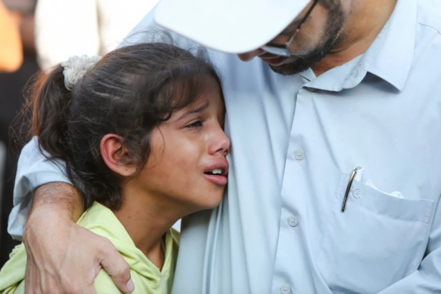 شخص يواسي طفلة