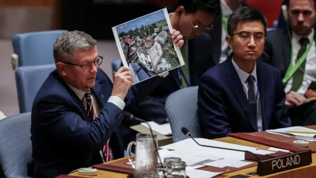 وزير الخارجية البولندي مارسين بوساكي يعرض الأضرار التي تسببت بها الطائرات المسيّرة الروسية خلال اجتماع لمجلس الأمن الدولي