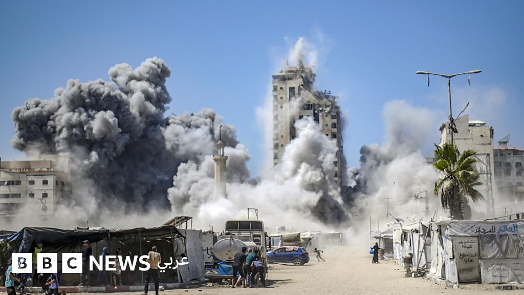 حرب غزة: الجيش الإسرائيلي يدمّر برجاً جديداً في غزة، والإعلام الحكومي في القطاع يؤكد أن هذه المباني "تخضع للرقابة"