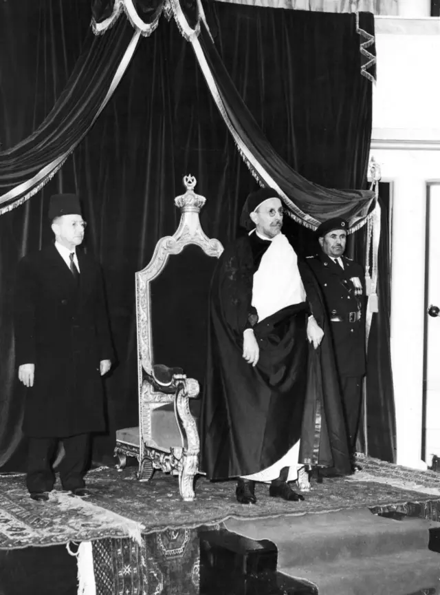 الملك إدريس الأول ملك ليبيا يفتتح في بنغازي مراسم أول برلمان ليبي في مارس 1952