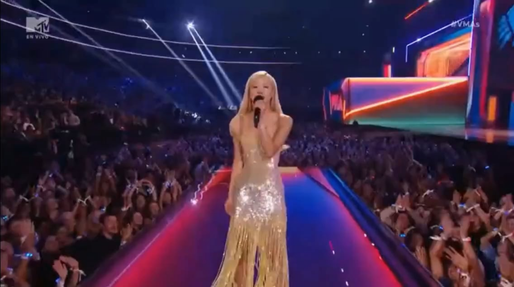 Rosé تقدم ليدي غاغا بأداءها الأول "The Dead Dance" في 2025 MTV VMAs