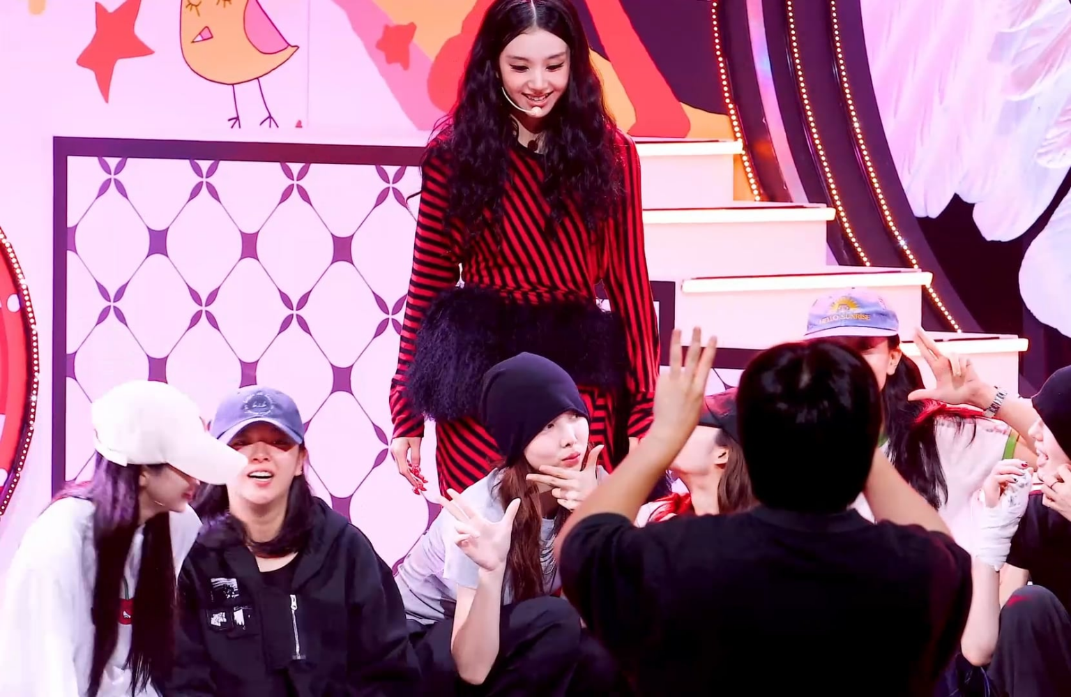 250913 - انضم Chaeyoung على المسرح بواسطة Sana و Najeongjimi (بالإضافة إلى Somi!)