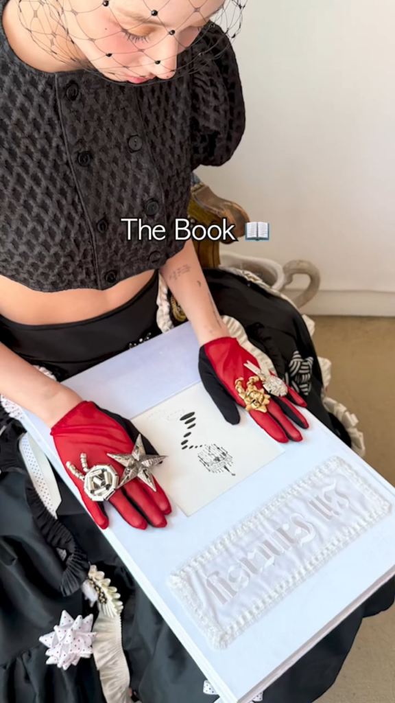 250917 تحديث Tiktok مع Chaeyoung - Chaeyoung: The Artist🎨