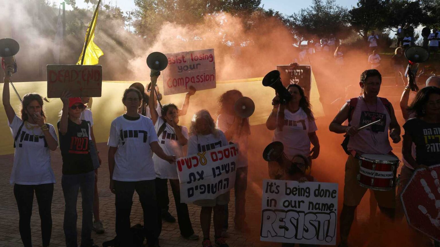 إحراق مركبات وحواجز.. نيران الاحتجاجات تصل منزل نتنياهو (فيديو) مع نفاد خياراته.. سلاح حزب الله يدخل "مرحلة الحسم"