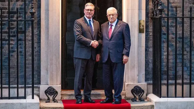 ستارمر وعباس في داوننغ ستريت