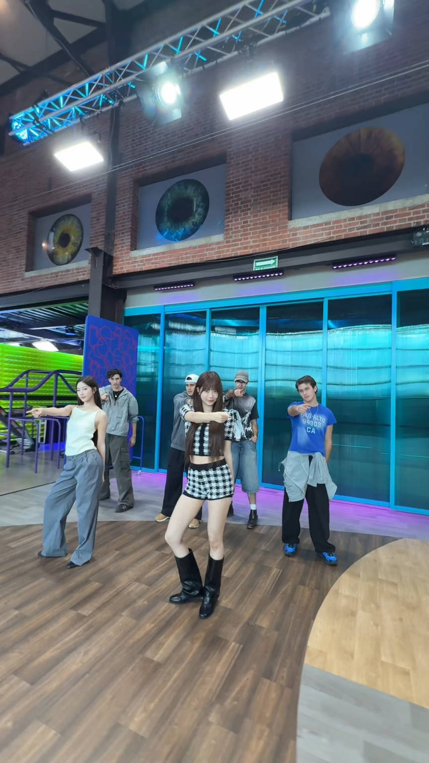 250926 Kazuha & Hong Eunchae مع المتسابق "Saints Brave" Leonardo Lotina و Diego López و Iannis Biblos & Alejandro Aramburú - Crazy (Dance Challenge)