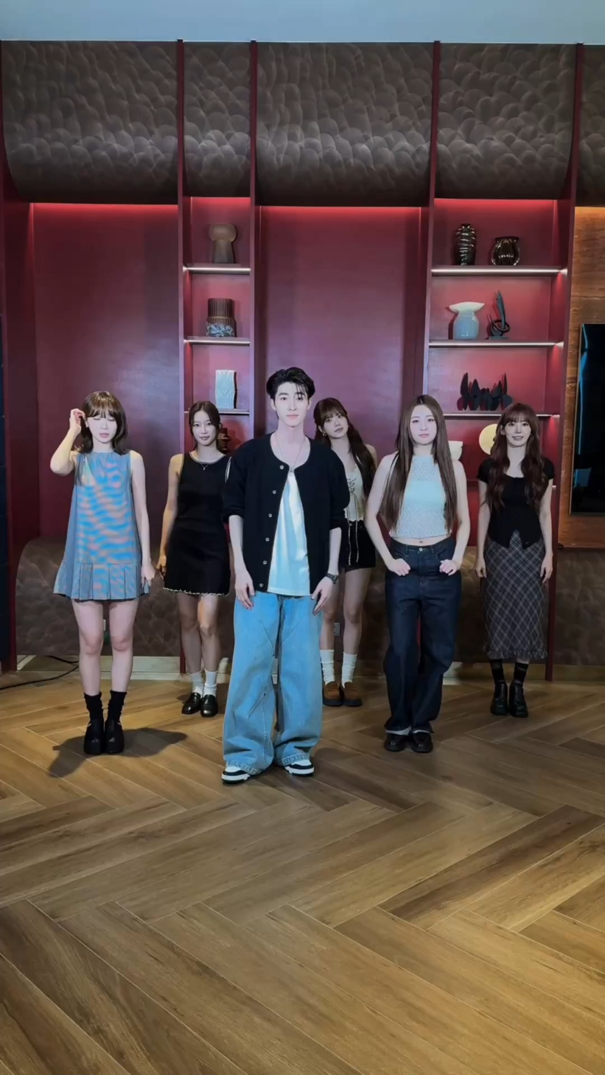 250908 Le Sserafim مع Blue Pongtiwat - نفس الأغنية القديمة (تحدي الرقص)