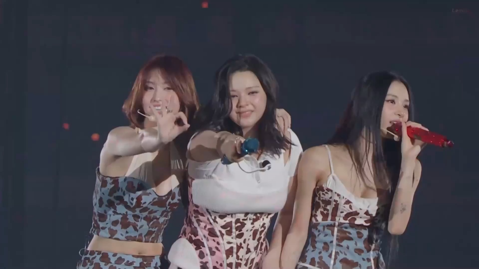 250917 - Momo و Jeongyeon و Chaeyoung يستمتعون "نعم أو نعم"