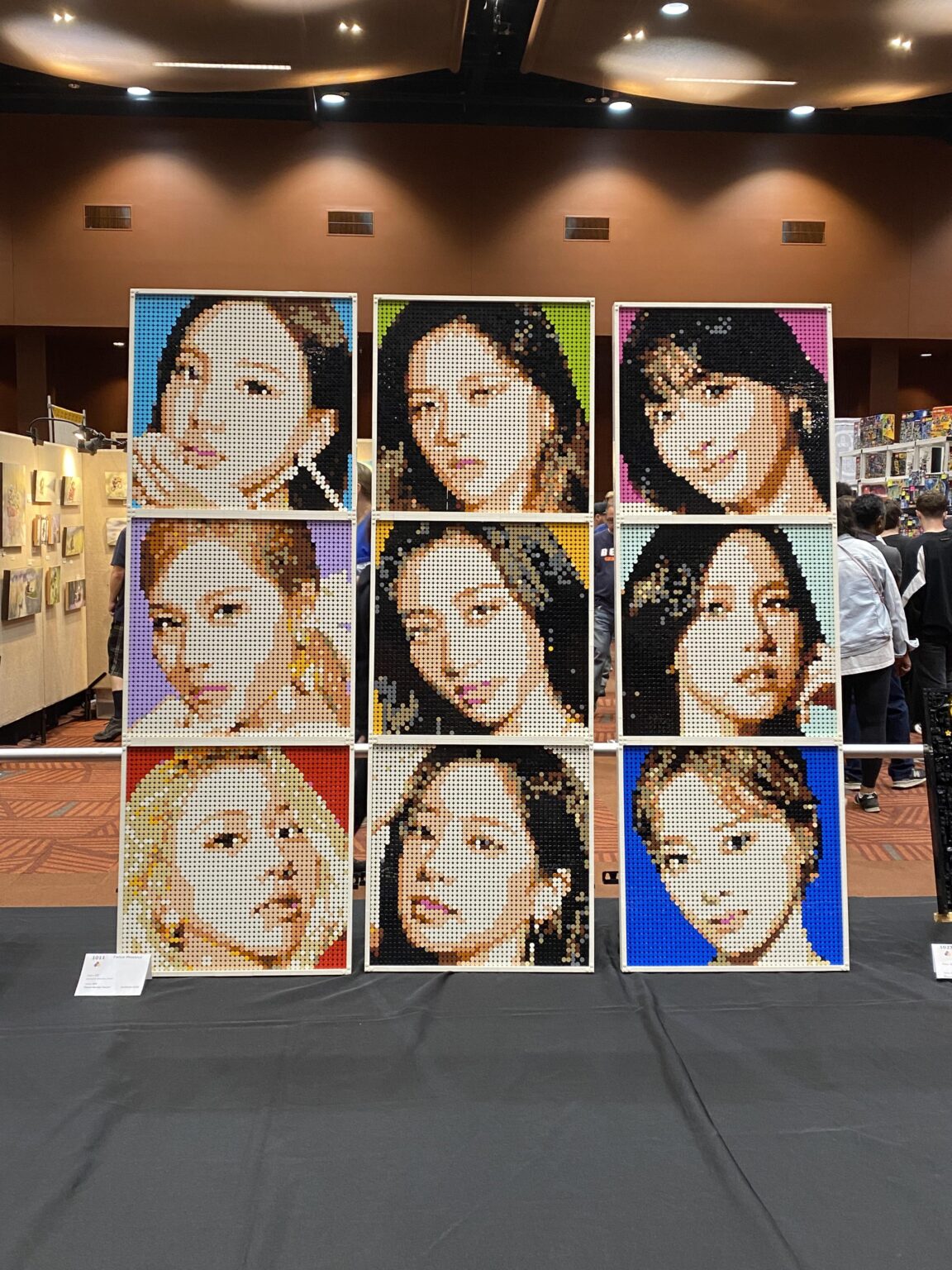 تم العثور على مرتين Lego Mosaic في Brickcon في Bellevue ، WA