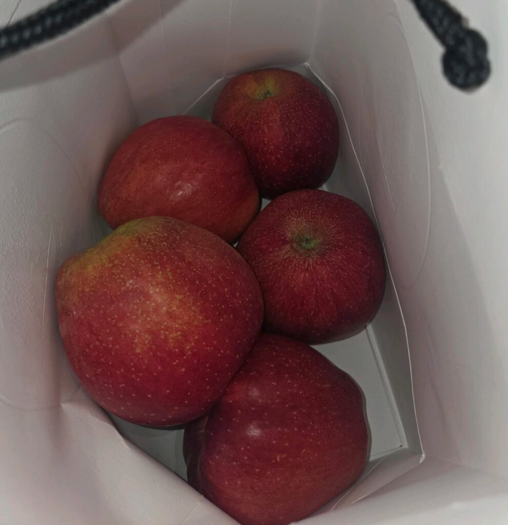 250927 Huh Yunjin Weverse Update Feat. هونغ إينتشاي هدية