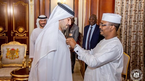 الرئيس التشادي يمنح رئيساً تنفيذياً لشركة إماراتية وسام «الفارس الوطني»