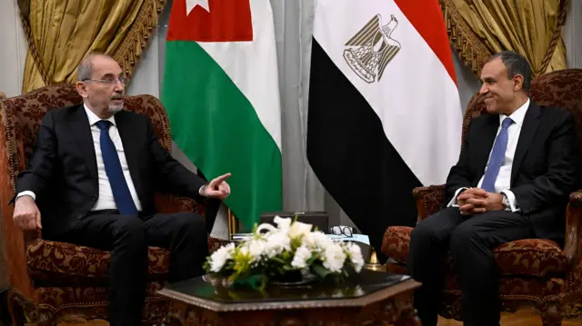 وزير الخارجية المصري بدر عبد العاطي (يمين) يلتقي وزير الخارجية الأردني أيمن الصفدي في قصر التحرير بالقاهرة، 3 مارس/آذار 2025، عشية القمة العربية الاستثنائية حول غزة. 