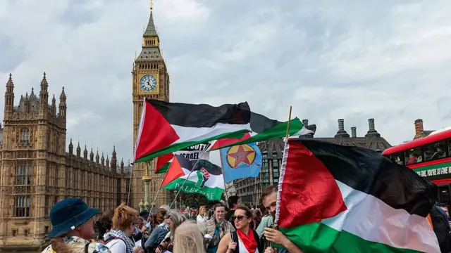 متظاهرون يلّوحون بالعلم الفلسطيني أمام ساعة بيغ بن في لندن