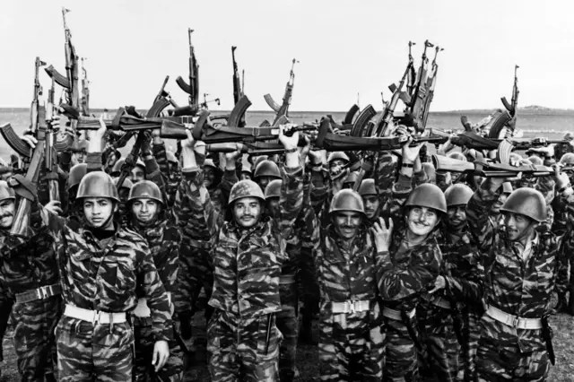 جنود منظمة التحرير الفلسطينية يحتفلون بعد تدريب عسكري في مايو/أيار 1967 قبل حرب 1967 العربية الإسرائيلية. في 5 يونيو/حزيران 1967،