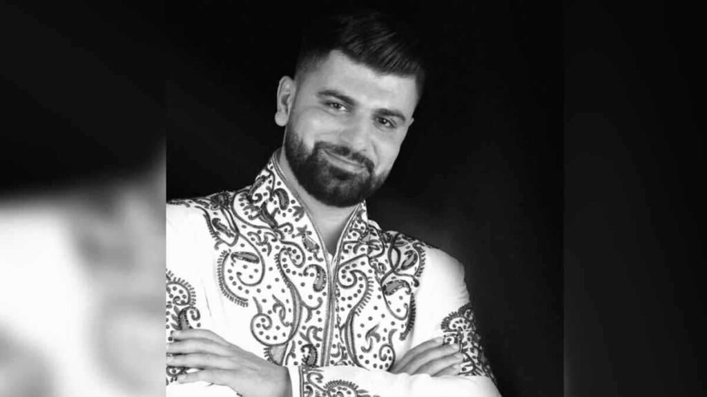 "كيماوي الوطن ولا بارفان الغربة".. منشور يشعل حملة ضد أيمن زيدان