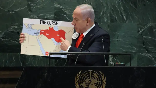 رئيس الوزراء الإسرائيلي بنيامين نتنياهو يرفع خريطة بعنوان "اللعنة" في خطابه أمام الجمعية العامة للأمم المتحدة